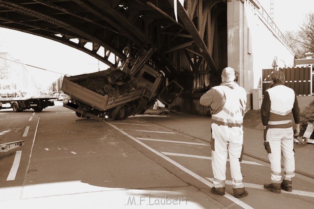 LKW blieb unter Bruecke haengen Koeln Deutz Deutz Muelheimerstr P091.JPG - Miklos Laubert